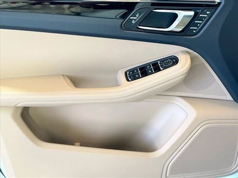 Certified 2026 Porsche Macan AWD/4WD image 11