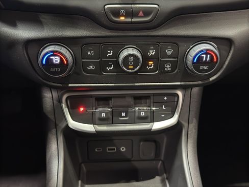 Used 2024 GMC Terrain SLE w/ Driver Convenience Package image 29