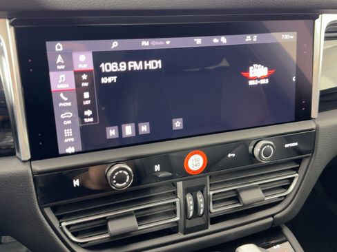 Certified 2026 Porsche Macan AWD/4WD image 23