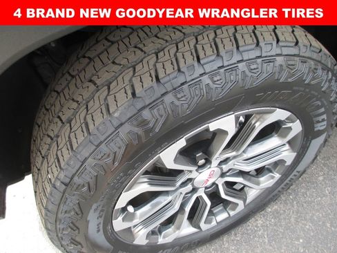 Used 2023 GMC Canyon Denali image 3