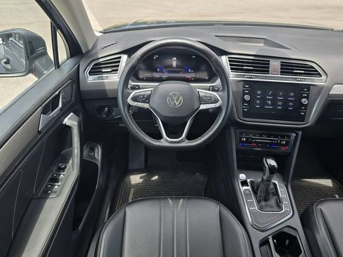 Used 2024 Volkswagen Tiguan SE w/ Panoramic Sunroof Package FWD image 13