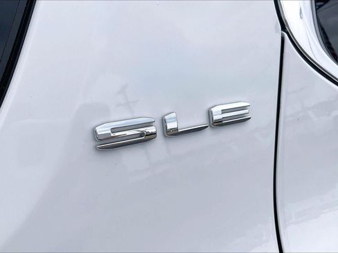 Used 2023 GMC Acadia SLE w/ Driver Convenience Package FWD image 8