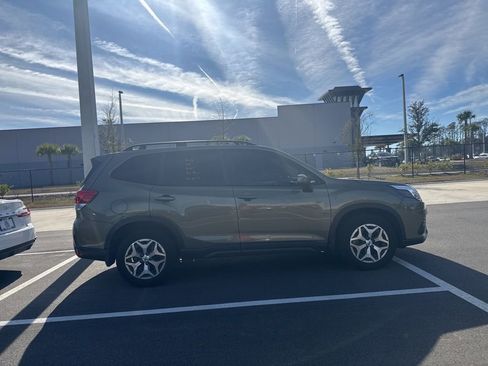 Used 2023 Subaru Forester Premium image 2