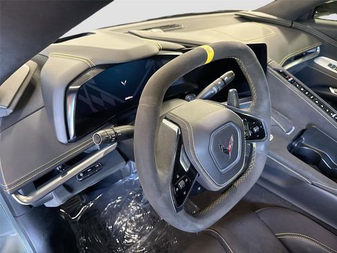 Used 2022 Chevrolet Corvette Stingray Premium Conv w/ Z51 Performance Package RWD image 9
