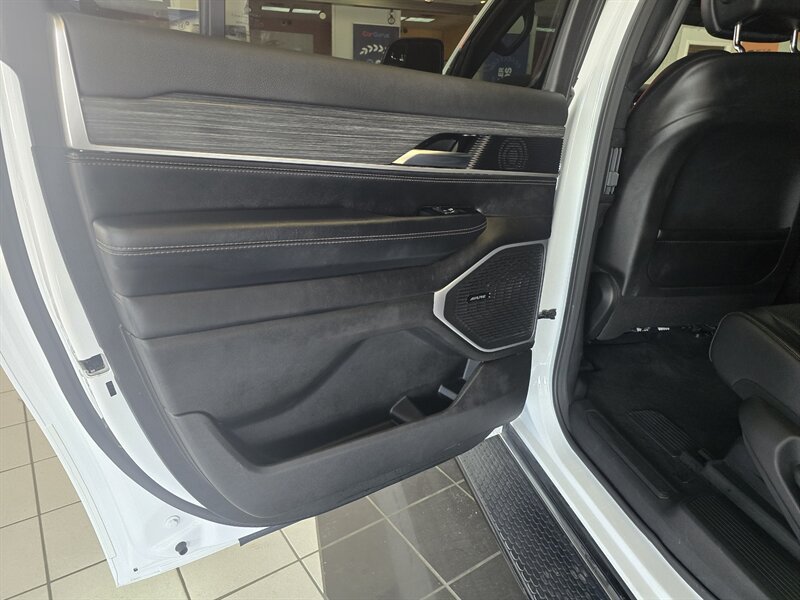 Used 2023 Jeep Wagoneer L Series III RWD image 10