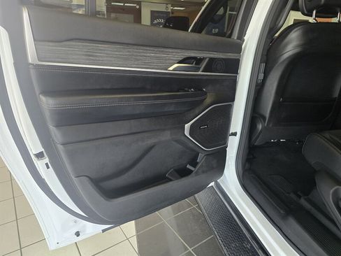 Used 2023 Jeep Wagoneer L Series III RWD image 10