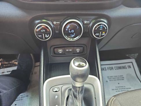 Used 2023 Hyundai Venue SEL image 29