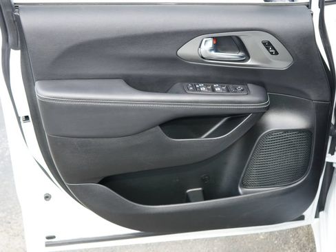 Used 2025 Chrysler Pacifica Select FWD image 10