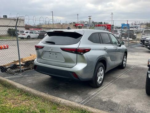 Used 2024 Toyota Highlander LE image 3