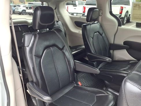Used 2022 Chrysler Pacifica Touring-L FWD image 6