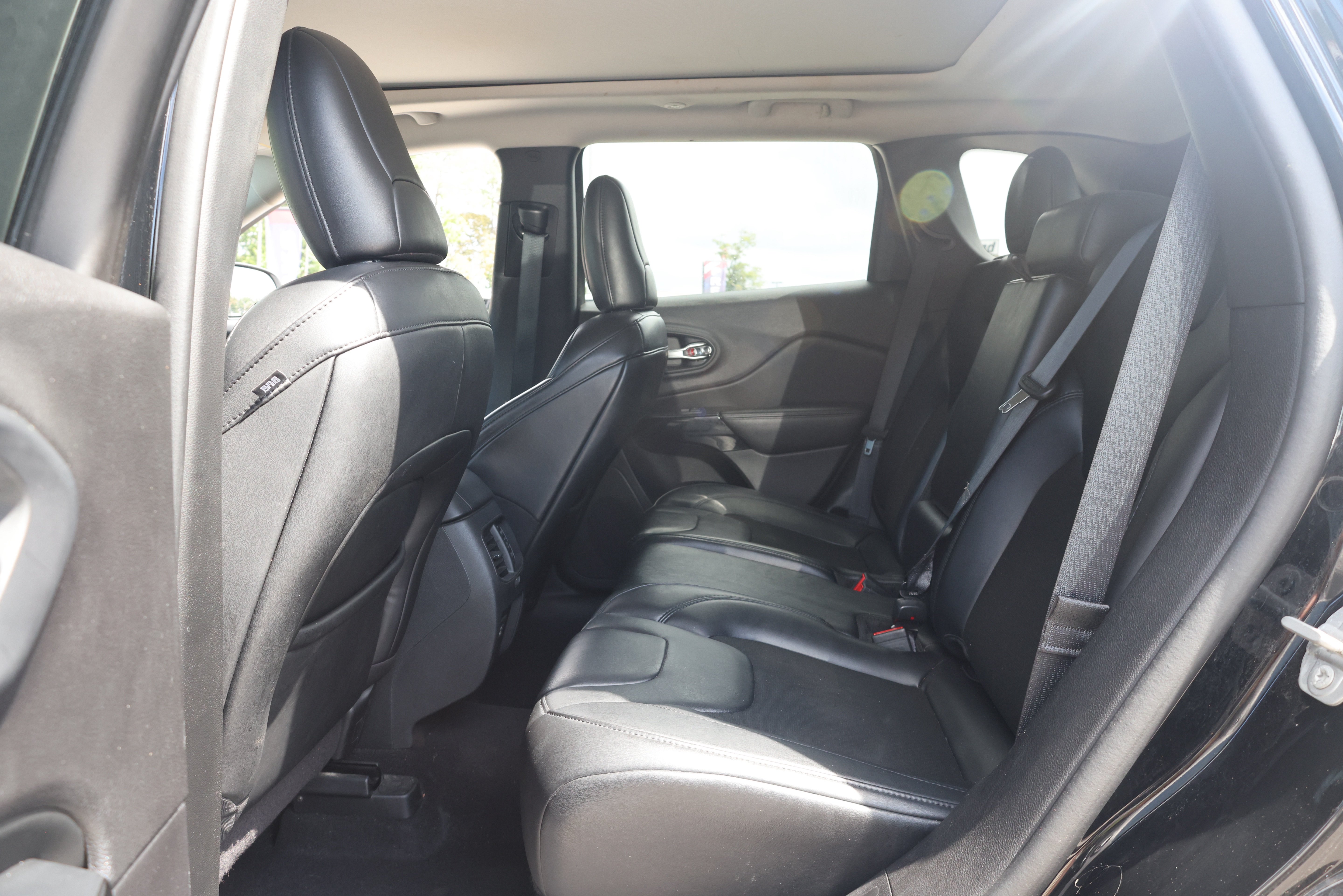 Used 2021 Jeep Cherokee Latitude Plus w/ Sun & Sound Group AWD/4WD image 17