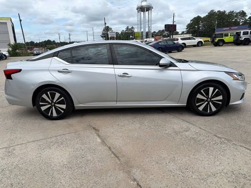 Used 2022 Nissan Altima 2.5 SV FWD image 5