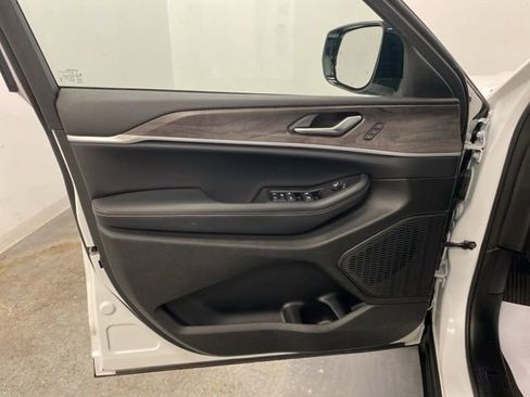 Used 2023 Jeep Grand Cherokee Limited image 23