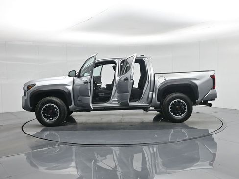 Used 2024 Toyota Tacoma TRD Off-Road image 4
