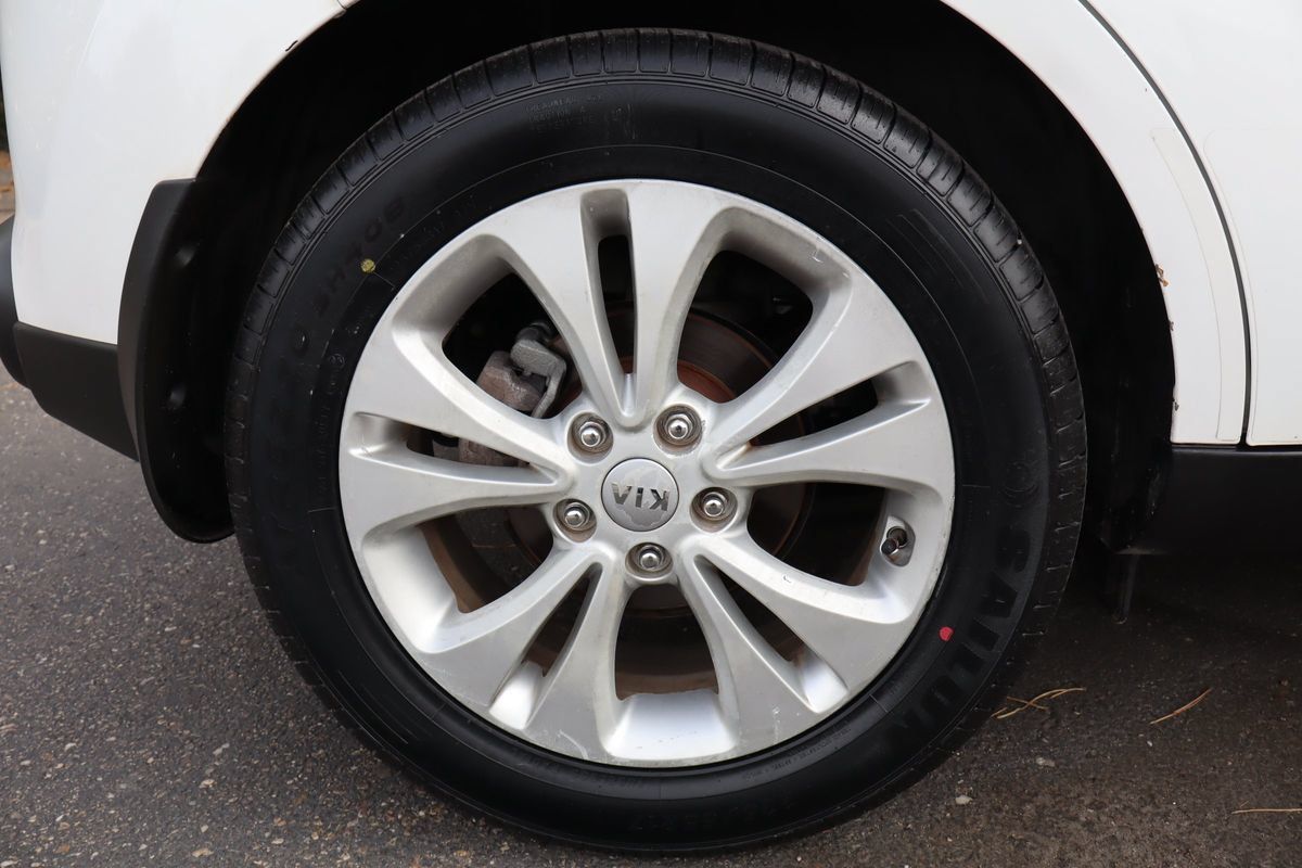 Used 2015 Kia Soul + FWD image 42