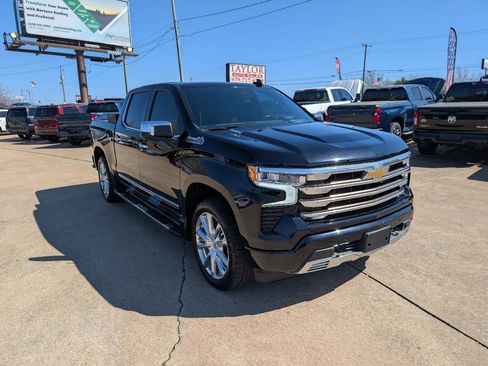 Used 2022 Chevrolet Silverado 1500 High Country w/ High Country Premium Package image 3