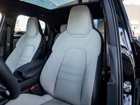 Certified 2025 Porsche Cayenne Coupe image 5