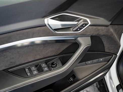 Used 2021 Audi e-tron Prestige w/ Prestige Package image 23