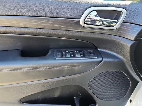 Used 2019 Jeep Grand Cherokee Altitude AWD/4WD image 13