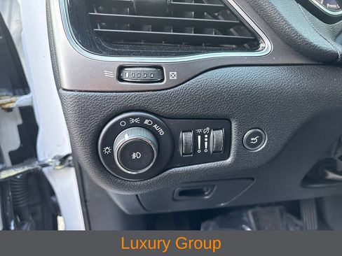 Used 2019 Jeep Cherokee Limited w/ Luxury Group AWD/4WD image 11