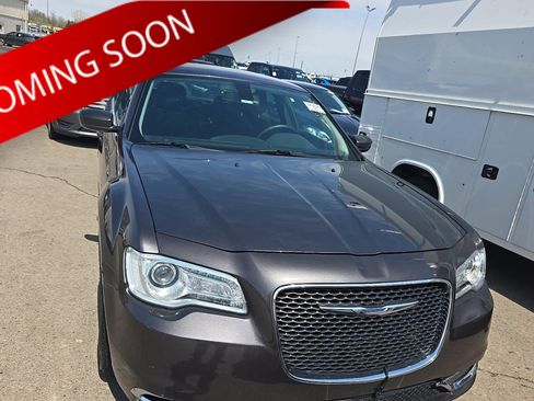 Used 2018 Chrysler 300 Touring w/ Driver Convenience Group RWD image 1