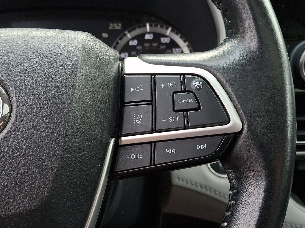 Used 2023 Toyota Highlander XLE AWD/4WD image 25