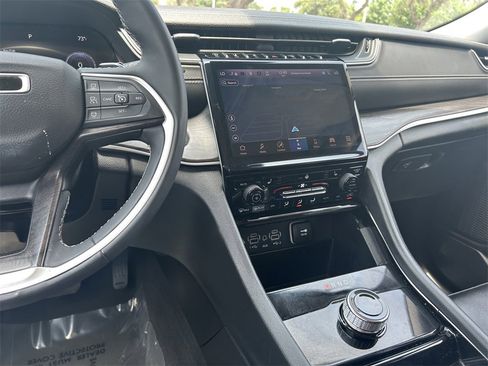 Used 2023 Jeep Grand Cherokee L Limited image 19