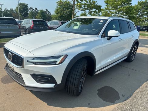 Used 2026 Volvo V60 B5 Cross Country Ultra w/ Protection Package Premier AWD/4WD image 4