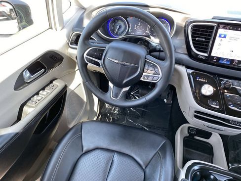 Used 2024 Chrysler Pacifica Touring-L FWD image 17
