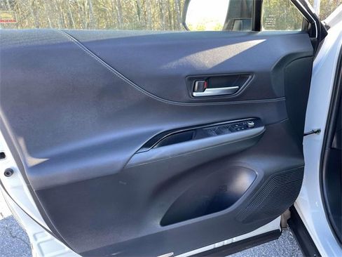 Used 2021 Toyota Venza LE image 16