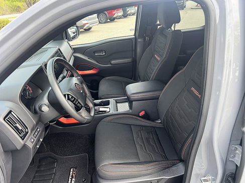 Certified 2025 Nissan Frontier PRO-4X image 13