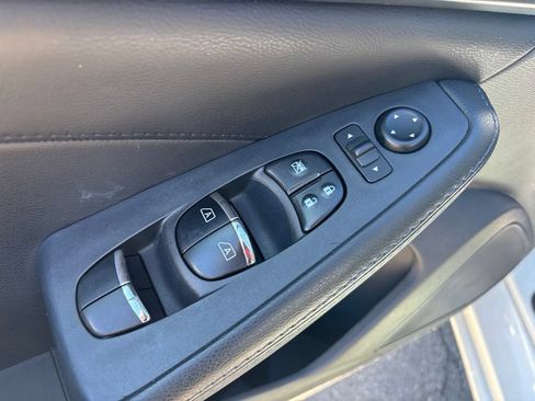 Used 2018 Nissan Maxima SR w/ Midnight Edition FWD image 16