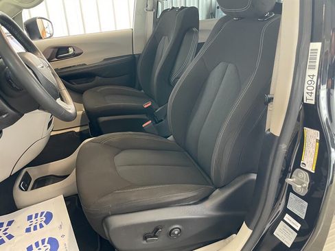 Used 2022 Chrysler Voyager LX FWD image 14