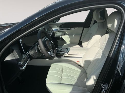 New 2026 BMW 750e xDrive w/ Premium Package image 9