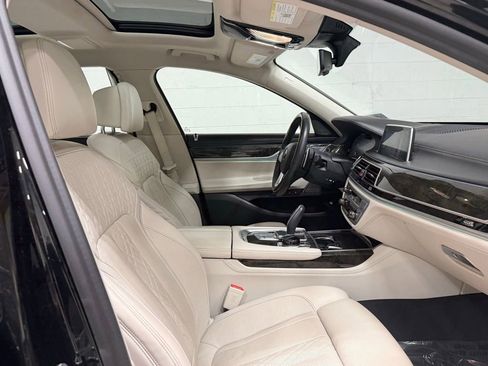 Used 2021 BMW 750i xDrive w/ Executive Package image 35
