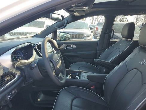 New 2026 Chrysler Pacifica Limited w/ Uconnect Theater Family Group image 49