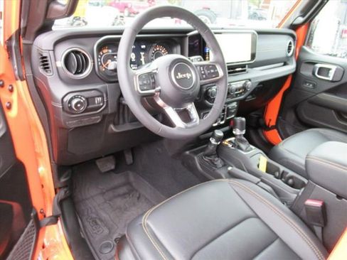 Used 2025 Jeep Wrangler Sahara image 17