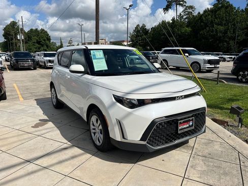 Used 2025 Kia Soul LX FWD image 3