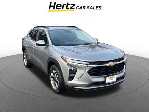Used 2025 Chevrolet Trax LT image 1