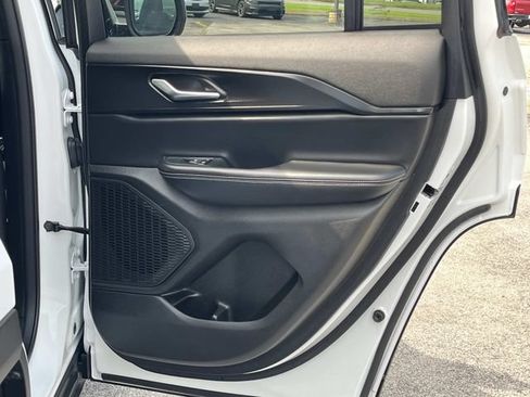 Used 2025 Jeep Grand Cherokee Laredo w/ Luxury Tech Group I RWD image 23