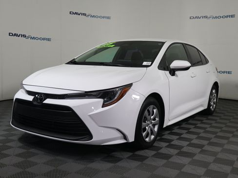 Used 2025 Toyota Corolla LE FWD image 11