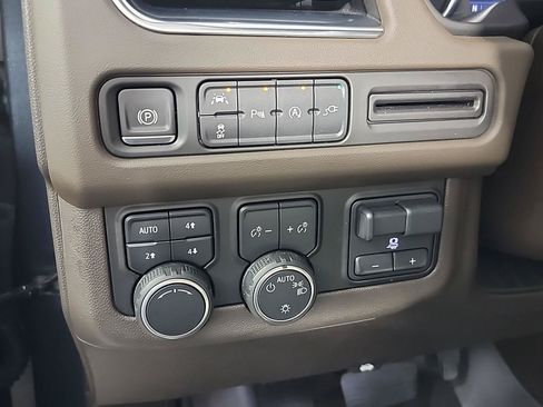 Used 2021 Chevrolet Suburban LT w/ LT Signature Package AWD/4WD image 38