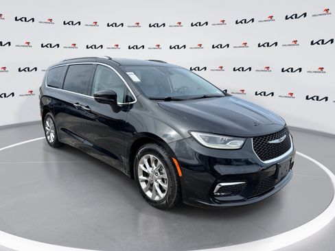 Used 2021 Chrysler Pacifica Touring-L FWD image 1