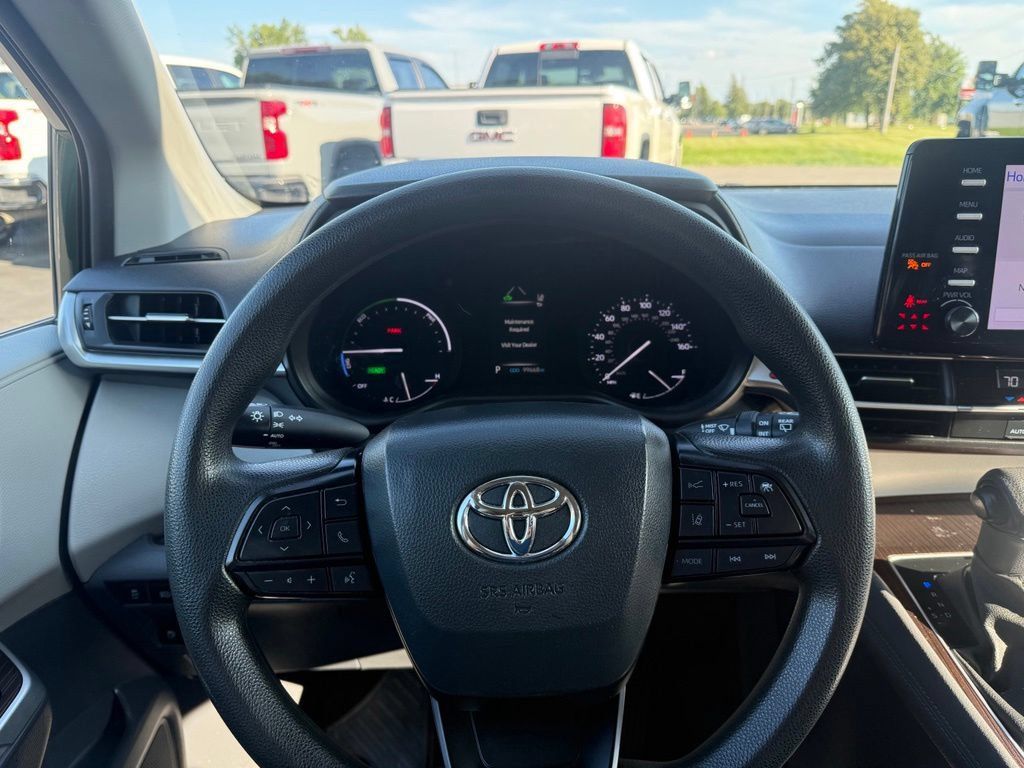 Used 2023 Toyota Sienna LE FWD image 19