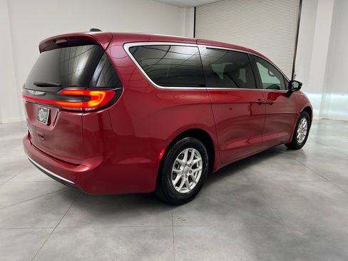 Used 2025 Chrysler Pacifica Select FWD image 7