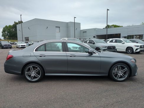 Used 2017 Mercedes-Benz E 300 4MATIC image 2