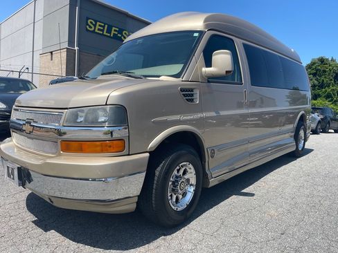 Used 2011 Chevrolet Express 2500 Extended RWD image 3