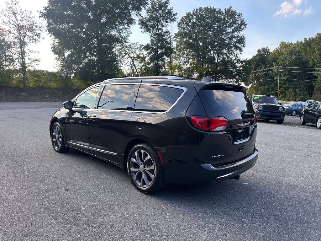 Used 2017 Chrysler Pacifica Limited w/ UConnect Theater Package FWD image 5