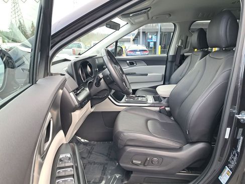 Used 2024 Kia Carnival LX image 11