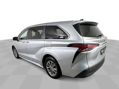Used 2021 Toyota Sienna LE FWD image 6